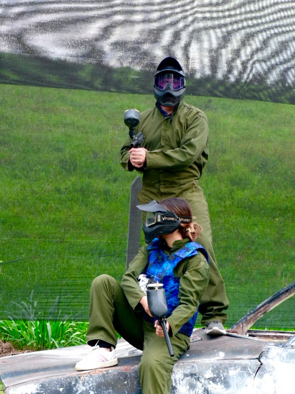 Dos participantes con equipo de paintball en el campo de Ruitoque Paintball Park, en una fotografía publicada por el negocio