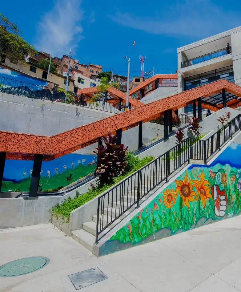 Comuna 13 · Escaleras y murales